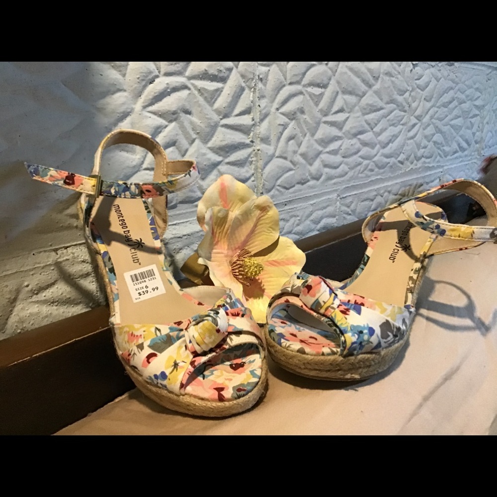 NWT MontegoBay Club - tropical  print strap wedges - Picture 3 of 7